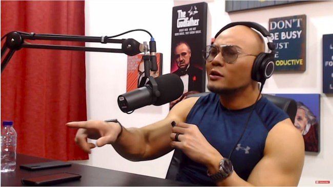 Namun kini Deddy Corbuzier sudah semakin terkenal melalui podcast YouTube miliknya. Hingga saat ini Deddy sudah memiliki pengikut lebih dari 19,7 juta di akun YouTube pribadinya. Foto: dok. Channel YouTube Deddy Corbuzier