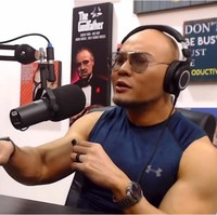 Namun kini Deddy Corbuzier sudah semakin terkenal melalui podcast YouTube miliknya. Hingga saat ini Deddy sudah memiliki pengikut lebih dari 19,7 juta di akun YouTube pribadinya. Foto: dok. Channel YouTube Deddy Corbuzier