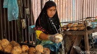 Para ibu tersebut dibagi menjadi beberapa kelompok yang memiliki tugas berbeda-beda. Ada yang bertugas mengumpulkan kelapa, ada pula yang bertugas membersihkan dan mengolah kelapa tersebut.