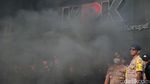 Demo di KPK, Massa Bakar Ban dan Robohkan Kawat Duri