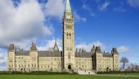 Kembaran dari bangunan ikonik ini ada di Kanada dengan nama Peace Tower. Peace Tower adalah bangunan dengan desain mirip Big Ben yang dibangun pada tahun 1920. (iStock)