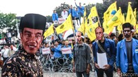 Demo itu berujung ricuh.