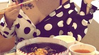 Yang satu ini pose Gebby saat makan sajian hot plate dengan menggunakan sumpit. Foto: Instagram @gebby.vesta_