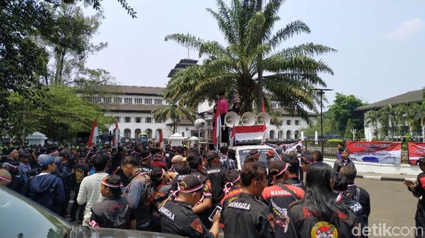 Massa di Bandung Bentangkan Spanduk 'Papua Itu Indonesia'