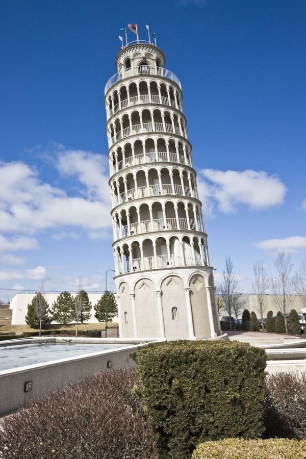 Kembaran Menara Pisa ini bernama Tower of Niles. Meski terlihat mirip, namun Tower of Niles hanya memiliki setengah ukuran dari Menara Pisa. (iStock) Kembaran Menara Pisa ini bernama Tower of Niles. Meski terlihat mirip, namun Tower of Niles hanya memiliki setengah ukuran dari Menara Pisa. (iStock)