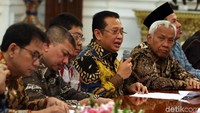 Pertemuan tersebut merupakan tindak lanjut dari permintaan Jokowi yang meminta DPR menunda pengesahan sekaligus membahas 14 pasal bermasalah dalam RKUHP.