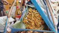 Dijajakan dengan pikulan di kaki lima, biasanya pembeli tinggal pilih daging goreng dan jeroannya lalu dipotong-potong dan disiram kuah santan yang panas. Foto : Instagram @kezsutanto