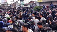 Massa aksi terdiri atas mahasiswa dan elemen masyarakat.