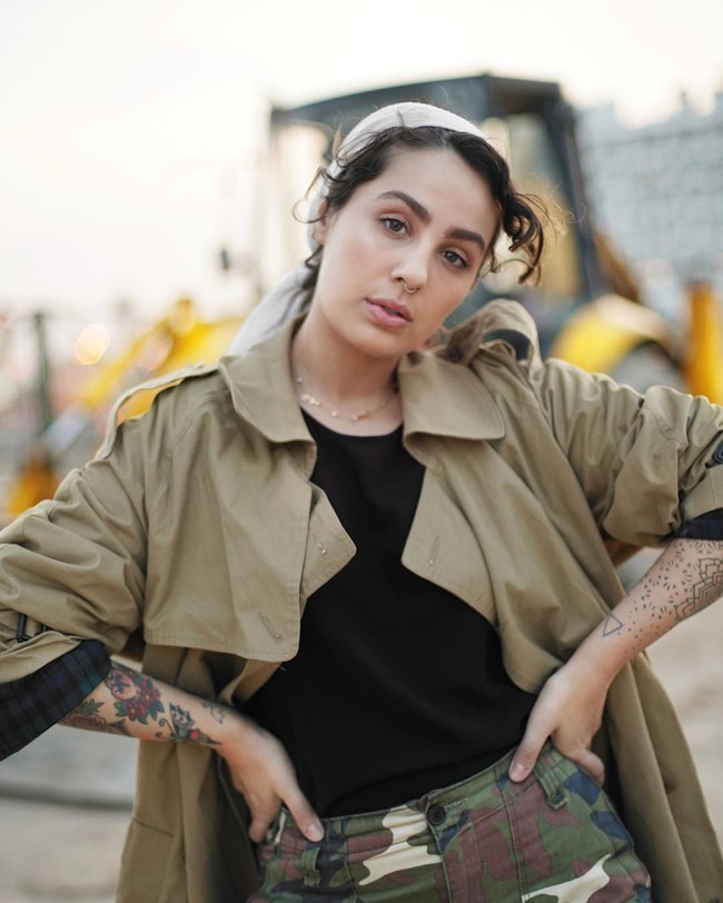  Setelah membuat pengumuman yang menyebut dirinya bukan lagi hijabers, Ascia semakin uka mengeksplorasi penampilannya. Dia dengan sengaja memperlihatkan poninya saat memakai hijab pashmina yang ia lilit menutupi sebagian rambutnya. Foto: Instagram @ascia