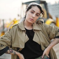  Setelah membuat pengumuman yang menyebut dirinya bukan lagi hijabers, Ascia semakin uka mengeksplorasi penampilannya. Dia dengan sengaja memperlihatkan poninya saat memakai hijab pashmina yang ia lilit menutupi sebagian rambutnya. Foto: Instagram @ascia