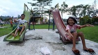 Sejumlah anak-anak nampak semringah saat bermain seluncuran di Alun-alun Simeulue yang berada di seberang Kantor Bupati Simeulue, Aceh.