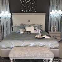 Kamar bernuansa putih biru ini dapat memberikan efek tenang dan membuat tidurmu menjadi lebih nyaman. Bangku bulu berwarna putih dengan dua lampu bernuansa senada menambah keindahan kamar. Koleksi furnitur karya Jane Seymour dan Michael Amini ini baru saja dirilis di Indonesia. Kita sudah merilis furnitur kita di dua toko furnitur di Amerika Serikat dan ini pertama kalinya kita merilis furnitur di Indonesia, kata Michael Amini saat ditemui Wolipop secara khusus bersama Jane Seymour dalam acara Launching New Furniture Collection di Malinda Furniture Gallery, Jakarta Selatan pada Sabtu (21/09/2019). Foto: Vina Oktiani/Wolipop