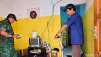 Menurut keterangan ketua RT setempat, Fazri sudah tinggal di kontrakan tersebut selama kurang lebih 3 tahun dengan istri sirinya. 