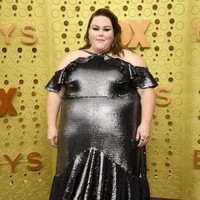 Bintang This Is Us Chrissy Metz menunjukkan rasa percaya dirinya dengan gaun metalik dari Christian Siriano. Bergaya halter neck dengan aksen ruffle, gaun tersebut sukses mengangkat penampilan Chrissy. (Foto: Getty Images)