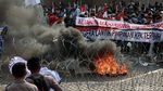 Demo di KPK, Massa Bakar Ban dan Robohkan Kawat Duri