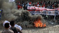 Aksi bakar ban kembali dilakukan massa aksi.
