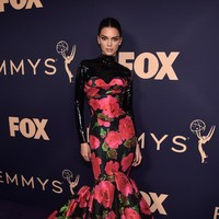 Gaya Kendall Jenner juga tak kalah mencuri perhatian. Ia muncul dalam balutan gaun mermaid penuh motif floral yang dipadu dengan dalaman latex hitam lengan panjang. Busana tersebut dibuat oleh desainer Inggris Richard Quinn. (Foto: Getty Images)