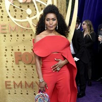 Di saat selebriti lain memilih gaun, Angela Bassett justru mengambil risiko dengan memakai busana berpotongan jumpsuit. Karya desainer Antonio Grimaldi untuk koleksi couture Fall 2019 itu dihiasi cape nan dramatis. Angela lalu menyempurnakan gayanya dengan clutch jenaka berbentuk permen. (Foto: Getty Images)