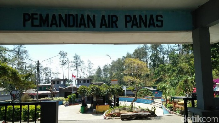 Satgas Saber Pungli Mojokerto meringkus tiga orang dalam operasi tangkap tangan (OTT) di wisata pemandian air panas Padusan, Kecamatan Pacet. Dalam penangkapan ini, petugas gabungan juga menyita barang bukti uang hasil pungli Rp 7 juta.