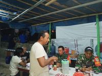 Malam-malam, Sekdes-TNI Cek Gunung Sampah di Pinggir Kali Ciliwung Cilebut