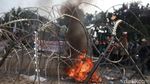 Demo di KPK, Massa Bakar Ban dan Robohkan Kawat Duri