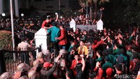 Massa mahasiswa masih berada di sekitar area demo.