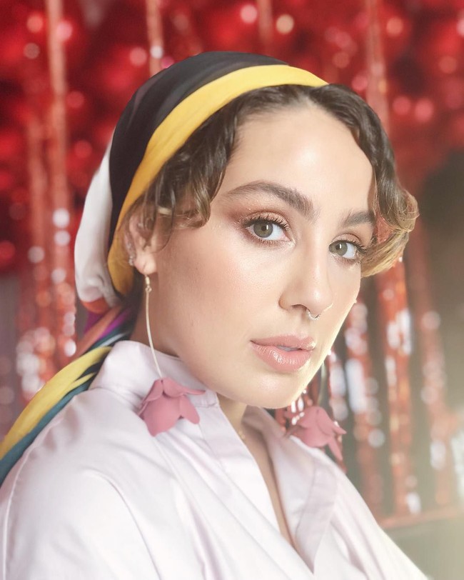 Pada Juli 2018, Ascia membuat pengumuman kontroversial di blognya. I dont consider myself a hijabi, demikian katanya. Pernyataannya ini langsung menghebohkan karena selama ini dirinya kerap diundang mengisi acara talkhshow sebagai hijabers yang inspiratif. Foto: Instagram @ascia