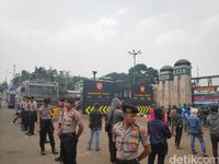 Pagar Kawat Duri dan Kendaraan Taktis Disiapkan Jelang Aksi di DPR