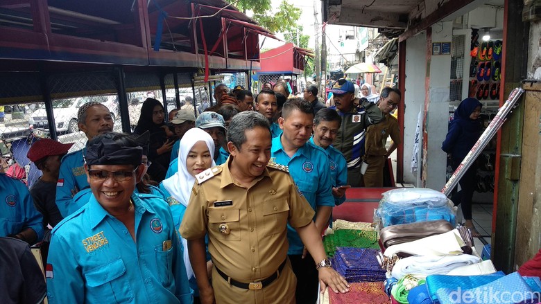 Jelang Hari Jadi Kota Bandung, Penataan PKL Cicadas Baru 40 Persen Jelang Hari Jadi Kota Bandung, Penataan PKL Cicadas Baru 40 Persen