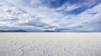 Siapa sangka tempat ini punya kembaran yaitu The Bonneville Salt Flats di Utah, Amerika Serikat. Pemandangannya sama persis! Kamu pasti sulit membedakannya. (iStock)