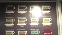 Lain lagi dengan nama menu kopi yang kadang masih asing di benak banyak orang. Kalau dengan papan menu ini bisa tahu dengan mudah isian flat white, cafe latte, sampai cappuccino. Foto: Istimewa