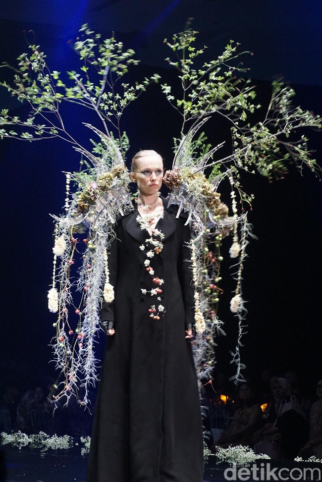  Masing-masing desainer ditugaskan membawa 3-4 provinsi dalam karya mereka. Made Putra misalnya, terinspirasi dari provinsi Bali, Jawa Barat dan Kepulauan Riau. Ia memanfaatkan tiga bunga tropis untuk mempercantik aksesori di antaranya Kamboja, Anggrek dan Bunga Ratna khas Bali. Foto: Hestianingsih/Wolipop