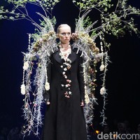  Masing-masing desainer ditugaskan membawa 3-4 provinsi dalam karya mereka. Made Putra misalnya, terinspirasi dari provinsi Bali, Jawa Barat dan Kepulauan Riau. Ia memanfaatkan tiga bunga tropis untuk mempercantik aksesori di antaranya Kamboja, Anggrek dan Bunga Ratna khas Bali. Foto: Hestianingsih/Wolipop