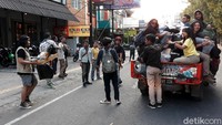 Bermodalkan kantong plastik berukuran besar, mereka mulai memunguti sampah, mulai dari bekas botol air mineral, putung rokok hingga bungkus plastik makanan.