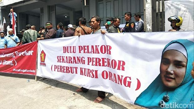 Lolos ke Senayan, Mulan Panen Serangan