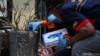 Polisi mengumpulkan barang bukti di rumah terduga teroris di Cilincing, Jakarta Utara, Senin (23/9/2019).