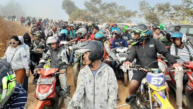 Mau ke Negeri di Atas Awan Gunung Luhur? Simak Saran Warga