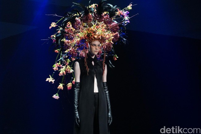 Adapun florist senior Ineke Turangan menampilkan hiasan bunga dari berbagai jenis Anggrek di atas metal berwarna tembaga, silver dan emas. Ia juga menampilkan anyaman janur sebagai aksesori pelengkap. Foto: Hestianingsih/Wolipop