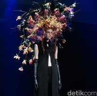 Adapun florist senior Ineke Turangan menampilkan hiasan bunga dari berbagai jenis Anggrek di atas metal berwarna tembaga, silver dan emas. Ia juga menampilkan anyaman janur sebagai aksesori pelengkap. Foto: Hestianingsih/Wolipop