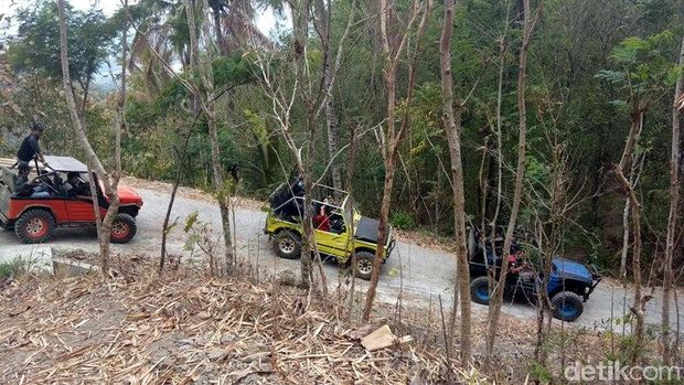 Uji Adrenalin Naik Jeep Menaklukkan Perbukitan Menoreh
