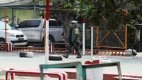 Tim penjinak bom (Jibom) bersiap melakukan disposal bahan peledak yang ditemukan di rumah terduga teroris di Cilincing, Jakarta Utara, Senin (23/9/2019).