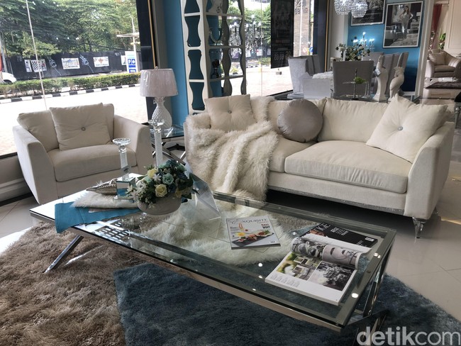Sofa berwarna putih polos dipadukan dengan meja kaca cocok untuk mengisi ruang keluargamu. Warna putih dapat memancarkan kesan elegan, cerah dan bersih. Sebagai pemanis, dapat menambahkan karpet, hiasan bunga, dan lampu agar ruang keluargamu terlihat semakin nyaman dan berwarna. Foto: Vina Oktiani/Wolipop