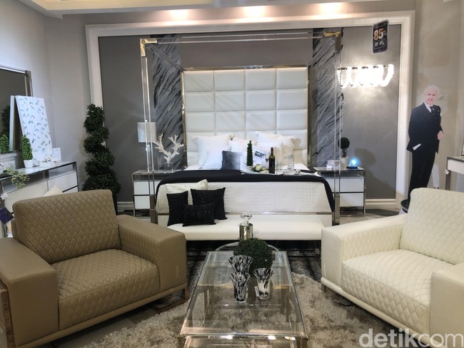 Jika memiliki kamar yang cukup luas, maka desain ini bisa menjadi rekomendasi. Jane Seymour merilis koleksi furnitur kolaborasinya dengan Michael Amini ini melalui merek  MAJS Living. Foto: Vina Oktiani/Wolipop