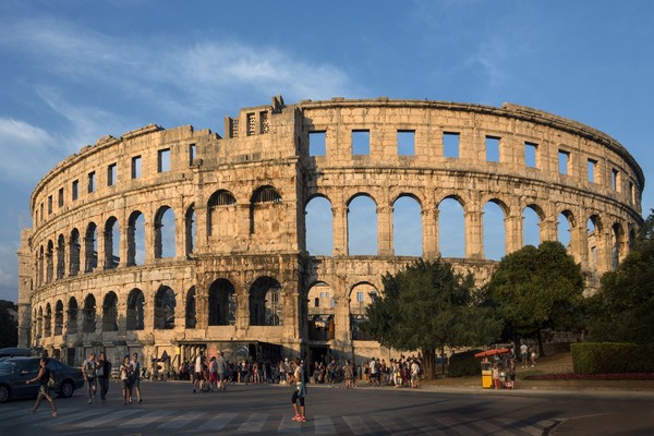 Bangunan yang dibangun pada 26 sebelum masehi tersebut bernama Pula Arena. Walau tidak identik, dua bangunan ini memang mirip. Kalau tidak ngeh, kamu bisa dengan mudah terkecoh. (iStock) Bangunan yang dibangun pada 26 sebelum masehi tersebut bernama Pula Arena. Walau tidak identik, dua bangunan ini memang mirip. Kalau tidak ngeh, kamu bisa dengan mudah terkecoh. (iStock)
