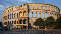 Bangunan yang dibangun pada 26 sebelum masehi tersebut bernama Pula Arena. Walau tidak identik, dua bangunan ini memang mirip. Kalau tidak ngeh, kamu bisa dengan mudah terkecoh. (iStock)