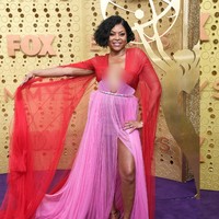 Seperti Zendaya, Taraji P. Henson juga memakai rancangan Vera Wang. Hanya saja, busana bintang Empire tersebut dihiasi cape dan belahan dada rendah nan seksi. (Foto: Getty Images)