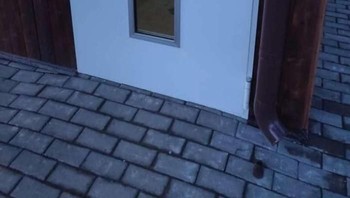 Toilet tembus pandang. Foto: Bored Panda