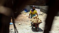 Dengan bekerja di usaha pengolahan kelapa milik Pak Rasudin ini ibu-ibu tersebut mendapat penghasilan tambahan untuk memenuhi kebutuhan hidup sehari-hari.