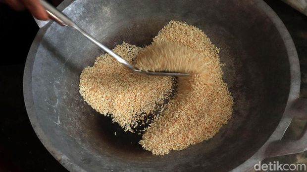 Ada satu kuliner unik nan menarik yang tak boleh dilewatkan untuk dicicipi jika berkunjung ke Pulau Simeulue, Aceh. Kuliner ini bernama Memek. Penasaran?