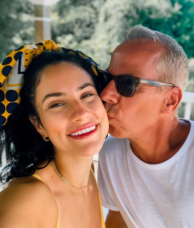 Perkenalan mereka pun terbilang unik. Robert mengira bahwa Sophia adalah keponakannya yang sudah besar. Namun ternyata Robert salah, tapi ia tetap mengirim pesan ke Sophia karena tersihir dengan kecantikan gadis muda itu.  Foto: Instagram